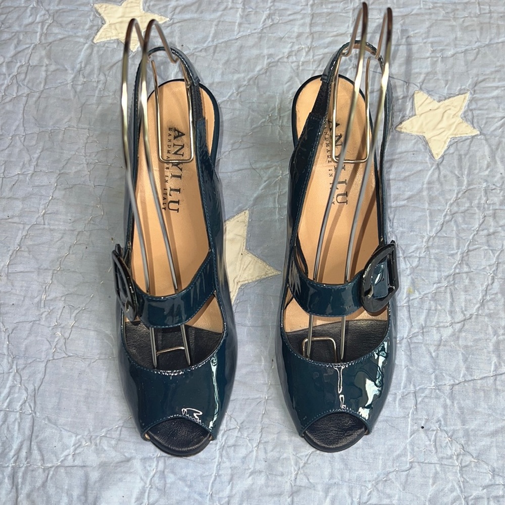 🔹 Anyi Lu Tulipe Handmade in Italy Slingback Patent Leather Open Toe Shoe